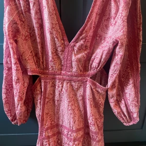 Mönstrig klänning  - Säljer denna super fina mönstriga klänning från mango knappt använd perfekt nu för sommaren. Skriv för fler bilder och funderingar❤️