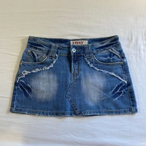 lågmidjad jeanskjol💕 - midja 39 cm rakt över o längd ca 30 cm ja e xs o 170 o den sitter bra men passar även en S💕