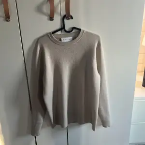 Riktigt snygg sweatshirt, aldrig andvänt den förr. Skick: 10/10 Tröjan är i ett väldigt fint matrial. 