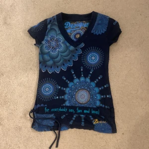 Y2k topp - Säljer denna jätte snygga y2k topp från desigual, aldrig använd❤️