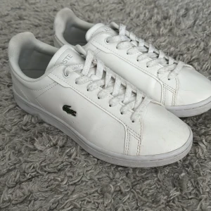 Lacoste skor - Säljer nu mina Lacoste skor då de inte kommer till användning. De är i mycket bra skick då jag inte använt de så mycket och de är i strl 37😊