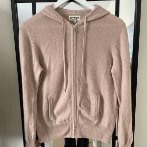 Soft goat hoodie - Säljer min jättefina beiga zip up kofta från Soft Goat, i kashmir, storlek S.