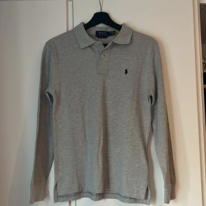 Polo långarmad pike - Aldrig använd, fick den men tycker inte om färger grå, inga hål eller märker. Ny pris 1200 