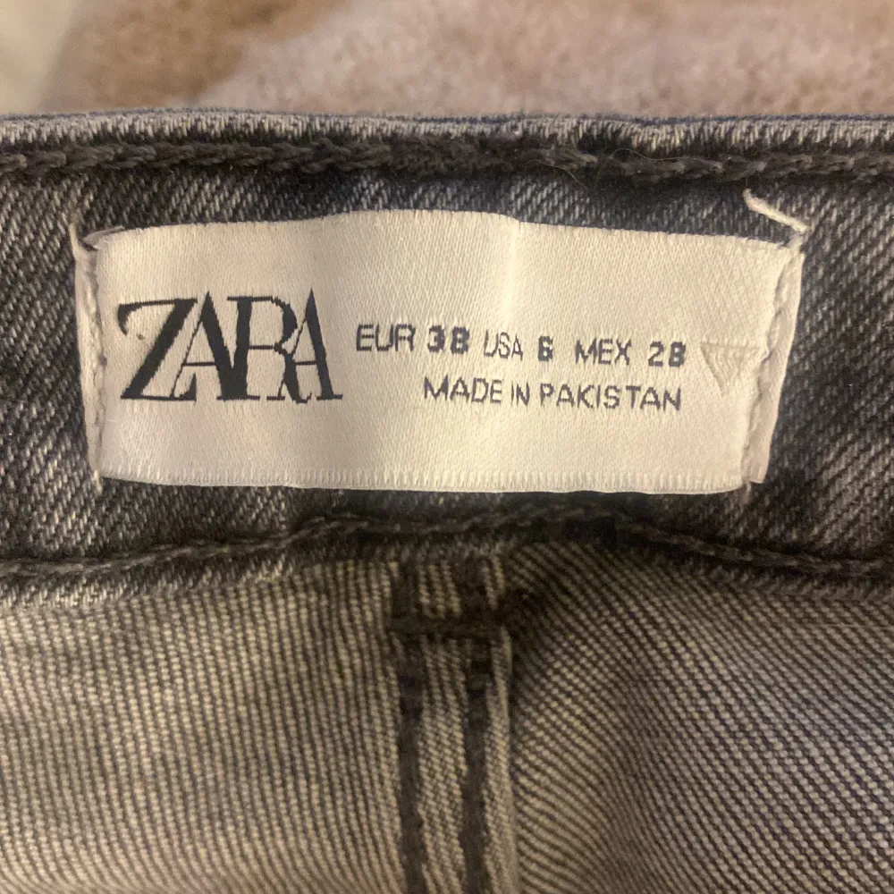 Gråa jeans med slits från Zara. Jeansen är i strl 38 och är i ett bra skick. Jag säljer jeansen för dom är för små!❤️. Jeans & Byxor.