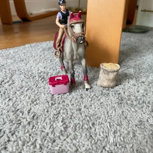 Leksak  - En häst, en gubbe, en ryktlåda, ett träns, en sadel och en säck med mat och ett ländtäcke 