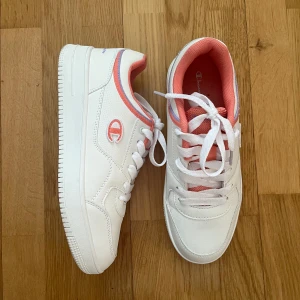 Sneakers champion - Champion sneakers som nya i skicket, endast använda en gång. Storlek 39. Rosa och lila detaljer.
