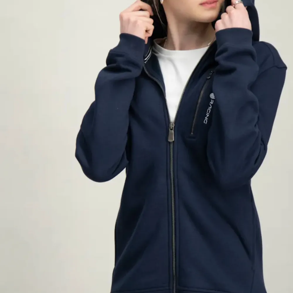 Säljer denna jättefina zip hoodie då den inte kommer till användning💓 köpte av en tjej här på plick och det är inga fel på den, skicket är som nytt! Bara använd ett fåtal gånger💓💓 skriv för egna bilder! Den är i strl 164 men passar även som xxs-xs!. Hoodies.