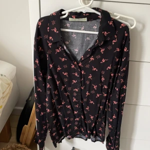 Flamingo shorta  - Använd fåtal gånger och i bra skick, mjukt material. Köparen står för frakt🥰