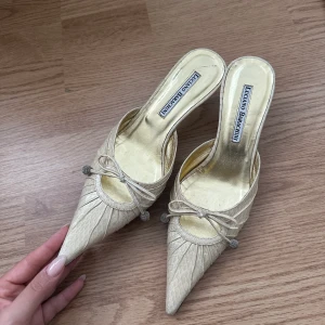 Kitten Heels  - Guldiga/beiga pumps med låg klack från Luciano Barachini i storlek 36