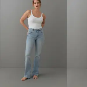 Säljer mina jeans från Gina Tricot då dom aldrig använts eller kommer till användning. Köpta för 500 sälja för 350. Jag är 167 och perfekt längd för mig. Några frågor eller fler bilder så skriv till mig  så fixar jag det❤️