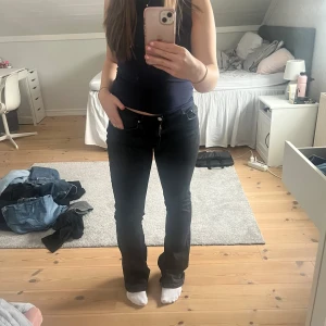 Lågmidjade jeans - Svarta flarejeans ifrån gina❤️ ordinarie pris är 399kr