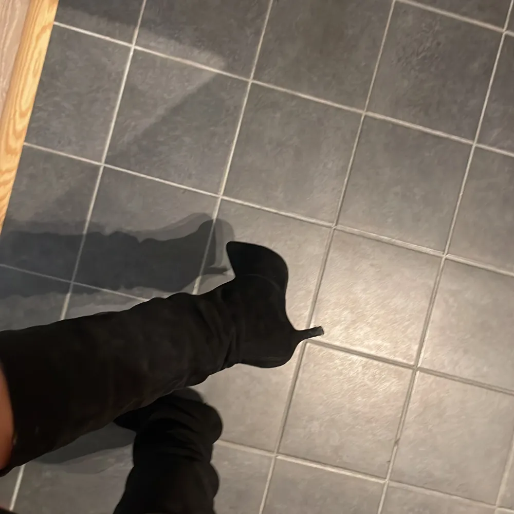 Säljer dessa svarta boots ifrån shein pga ingen användning 😊😊klack höjd 6 cm så väldigt bekväma att gå i. Skor.
