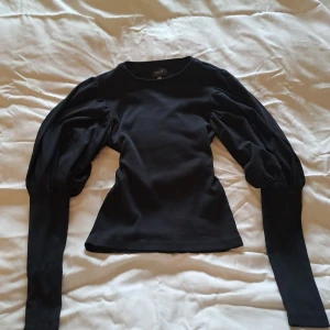 Perfekt topp till jeans  - Säljer denna jättesöta topp som är perfekt  till ett par lågmidjade jeans Bara använd en gång❤️ L men passar som en M 