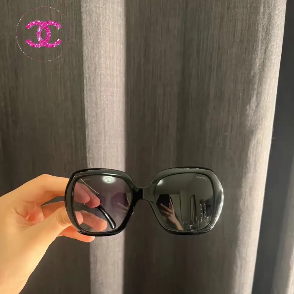 Hej tjejer🌸 Äkta Chanel solglasögon i utmärkt skick. De har endast använts ett par gånger och är av hög kvalitet. Dessa solglasögon är otroligt eleganta och passar perfekt för olika tillfällen.. Accessoarer.