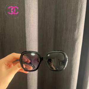Hej tjejer🌸 Äkta Chanel solglasögon i utmärkt skick. De har endast använts ett par gånger och är av hög kvalitet. Dessa solglasögon är otroligt eleganta och passar perfekt för olika tillfällen.
