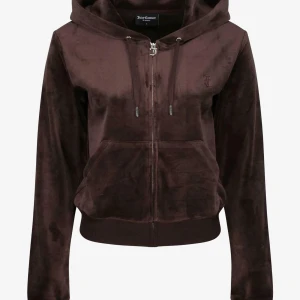 Juicy couture sett - Hej! Jag säljer mitt bruna juicy för att den ej kommer till användning längre! Använt kanske 3-4 gånger! Jätte bra skick, kan sänka priset vid snabb affär! Skriv till mig för att få mera bilder på settet ❤️Jag kan också tänka mig att byta!