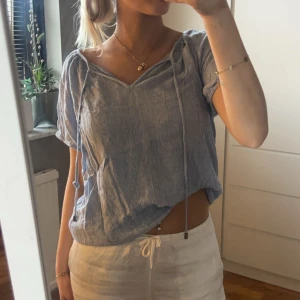 Blus - Lite randigt mönster i vit och blå. Storlek M, men tycker mer att det är en xs/s. Lite osäker på ifall jag ska sälja så skriv först🦋  