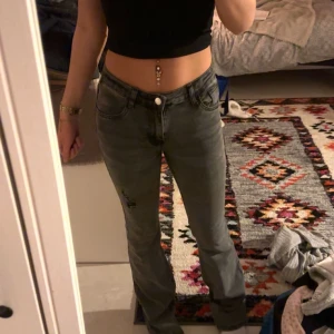 Jeans - Säljer dessa jeansen i super fint skick bara att dem är nedtrampade på ena foten annars i super fint skick💕