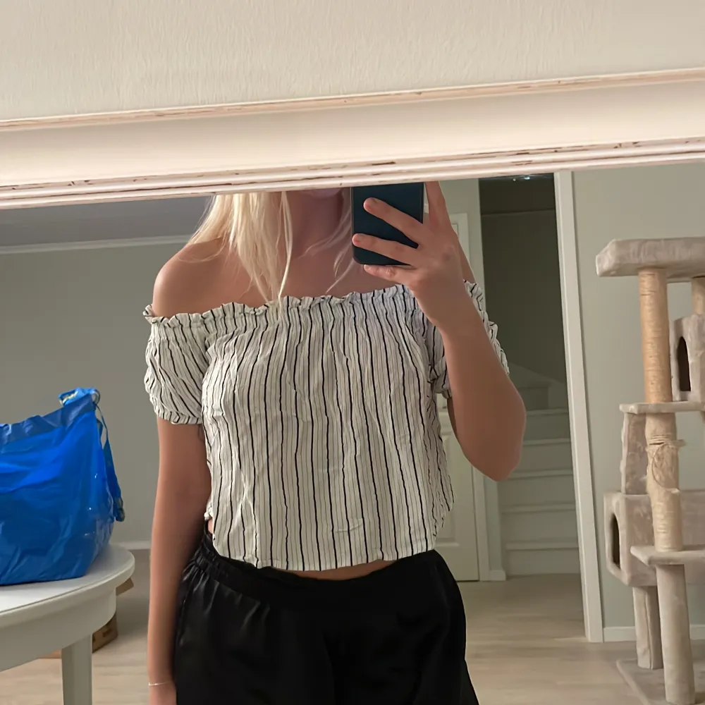 Jättegullig randig off shoulder topp från bershka, perfekt till sommaren!!. Toppar.