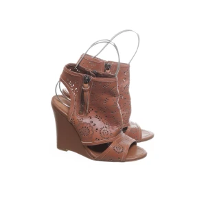 True religion skor  - Köpte dessa galet snygga true religon skor för några veckor sen på Sellpy men säljer vidare de då de inte passade. Bilderna är tagna från Sellpy. Skorna har några skador på själva klacken. Det står att skorna ska vara storlek 38 men skulle säga 36. 