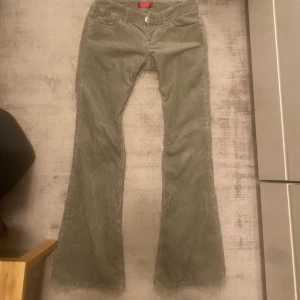 Bootcut jeans - Snygga lågmidjade bootcut jeans. De är i manchester i färgen grå. Osäker på storleken men passar mig som har 36 i jeans. Eller 26/34.