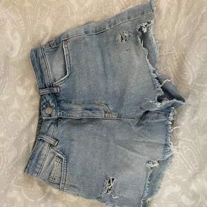 Blå jeans shorts från Veromoda, köpt för ca 2 år sen🫶🏼Inte mycket använda och inga defekter! Säljer då de sitter för tajt på mig🫶🏼