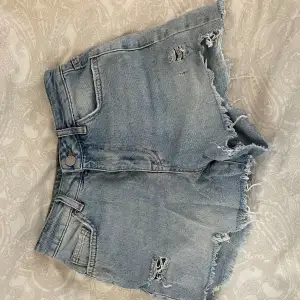 Blå jeans shorts från Veromoda, köpt för ca 2 år sen🫶🏼Inte mycket använda och inga defekter! Säljer då de sitter för tajt på mig🫶🏼