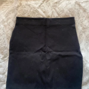 Jätte snygg kjol - Jätte snygg kjol med resorband som gör att den sitter bra i midjan 