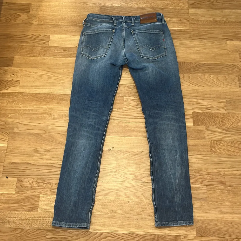 Säljer dessa as feta replay jeans men riktigt feta slitningar i modellen anbass. Materialet är stretchigt så passar större storlekar. Jeans & Byxor.