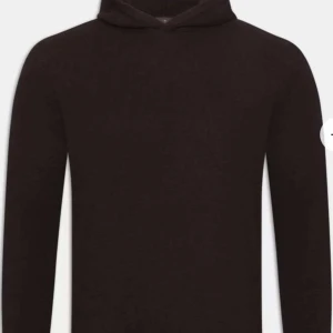 Oscar Jacobsson Hoodie - Säljer nu denna kashmire hoodien från Oscar Jacobsson  då den blivit för liten. Tröjan är mycket fint skick och är inte använd mycket alls. Nypris på dessa är ca 1500 men mitt pris endast 450!!