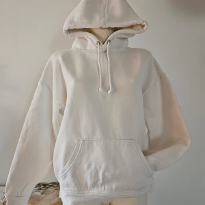 Vit hoddie från Cubus - Vit hoodie från cubus, använd och tvättad 1gång.
