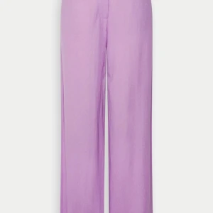Ljuslila vida kostymbyxor - Otroligt mjuka och härliga, vida och lite fladdriga kostymbyxor med gylf och knapp uptill.
