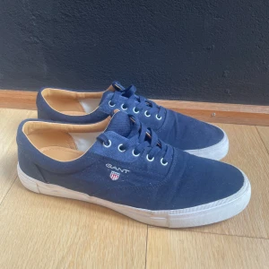 Gant sneakers i tyg  - Snygga och stilrena gant skor. Skick 9/10 använt dem typ 3 gånger. Nypris ungefär 1000kr. Str 45. 