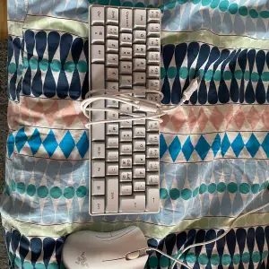 Hej jag säljer ett tangentbord från nordic game Supply ab i modell mx5 mini keyboard och en mus från rader i modell deathadder. Säljer för att jag redan har mus o tangentbord så behöver inte dessa. Funkar helt som nya och inga skador.