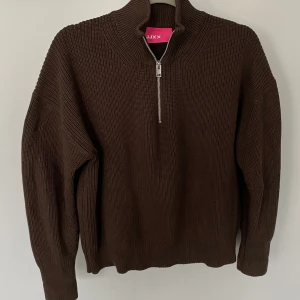 Stickad brun tröja  - Använd en gång, superfint skick! XL, lite kortare i modellen. 