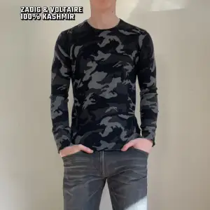 Zadig & Voltaire 100%kashmir tröja | Skick 9/10 inga defekter förutom att den har krympt lite | Storlek L men passar M | Nypris 5200kr, mitt pris: 849kr ej hugget  | Har även en till om fu vill köpa 2 |Hör gärna av dig vid fler frågor! 😊