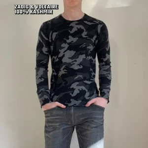 Zadig & Voltaire kashmir tröja - Zadig & Voltaire 100%kashmir tröja | Skick 9/10 inga defekter förutom att den har krympt lite | Storlek L men passar M | Nypris 5200kr, mitt pris: 849kr ej hugget  | Har även en till om fu vill köpa 2 |Hör gärna av dig vid fler frågor! 😊