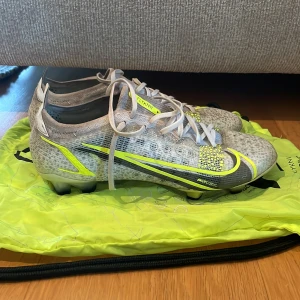 Nike mercurial vapor fotbollskor - Säljer mina fotbollskor, skick 7-8/10, endast lite jord som syns men annars inga defekter