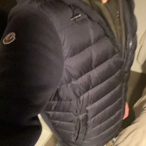 Moncler cardigan  - Använd nån gång annars splittrans ny. Skriv gärna! 