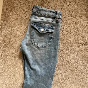Bootcut jeans med fickor - Säljer mina lågmidjade bootcut jeans från ginas barnavdelning i storlek 158🩷 På fjärde bilden kan du se att det är påväg att bli ett hål vid fickan, därav dett billiga priset!😊