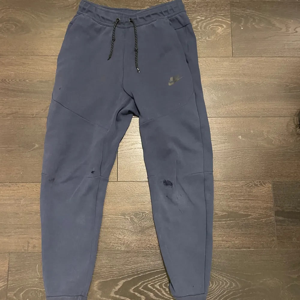 Nike tech fleece byxor lite använda ett skrapmärke. Väldigt litet och syns knappt. Kan diskutera pris. Jeans & Byxor.