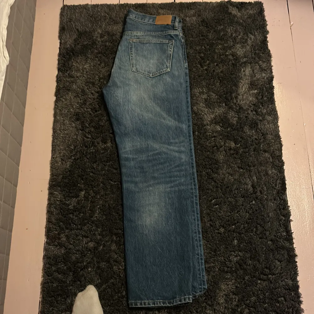 Weekday space jeans i nyskick säljer då de är för stora för mig. Jeans & Byxor.