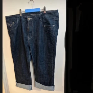 Nya jeans shorts/ 3/4 byxor  - Nya. Fickor bak och fram. Mönster på fickorna bak.  Mått  Midjebredd 47cm Längd från midja 74cm (uppvikt) Märke: miss fanny denim  Från djur och rökfritt hem 