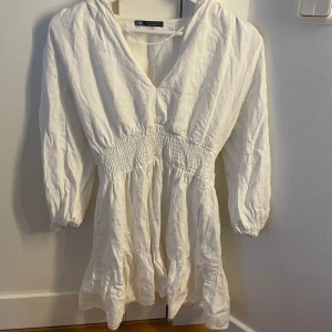 Vit klänning  - Från zara, använd några få enstaka gånger, har en liten fläck vid bröstet men inget man lägger märke till 💕 jättefin till sommaren