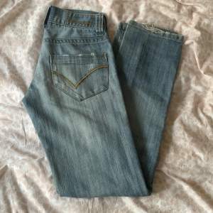 Snygga lågmidjade  vintage jeans i storlek 27 från Victoria of Sweden. Jeansen har några frasade delar som syns på bild 3, ska vara så men bara så att man e medveten om det.