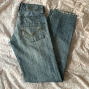 Vintage Jeans - Snygga lågmidjade  vintage jeans i storlek 27 från Victoria of Sweden. Jeansen har några frasade delar som syns på bild 3, ska vara så men bara så att man e medveten om det.