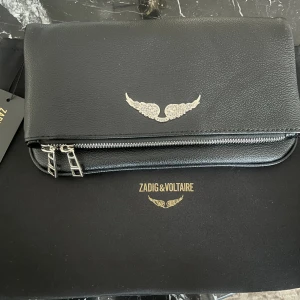 Zadig väska - Säljer min Zadig väska som jag fick i julklapp men fortfarande inte använt pga har en annan väska som jag använder mest. Denna väskan är oanvänd alltså i helt nytt skick, skriv för fler bilder eller frågor ❤️