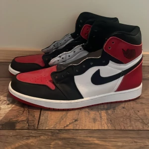 Air Jordan 1 - Säljer ett par Air Jordan 1 Bred Toe. Inget kvitto tyvärr men vid frågor skicka ett meddelande. Kan gå ner i pris vid snabb affär!   