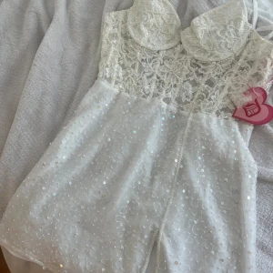 Utgångsklänning! - En helt ny jättefin festklänning! Klänningen har en bygel, dragkedja bak och snörning. Den är i storlek xs och passar för A eventuellt B kupa. För mig är den för liten men hoppas den passar någon annan❣️