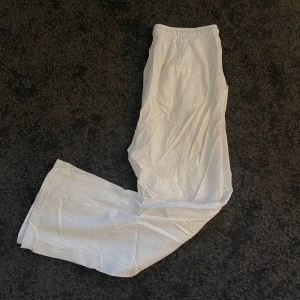 Vita linnebyxor - Storlek L, vita linnebyxor från bjuvstrand, väldigt bra skick med inga defekter alls, passar väldigt bra för sommarn!